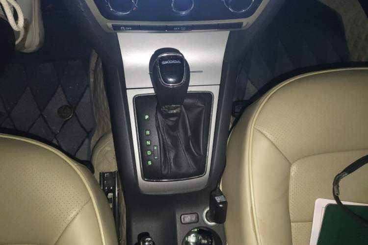 Used Skoda Octavia 2014 1.6L Automatic Yijie Edition Gear Lever