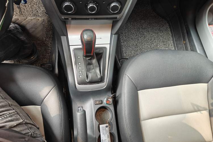 Used Skoda Octavia 2014 1.6L Automatic Yijie Edition Gear Lever
