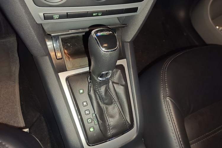 Used Skoda Octavia 2014 1.6L Automatic Yijie Edition Gear Lever