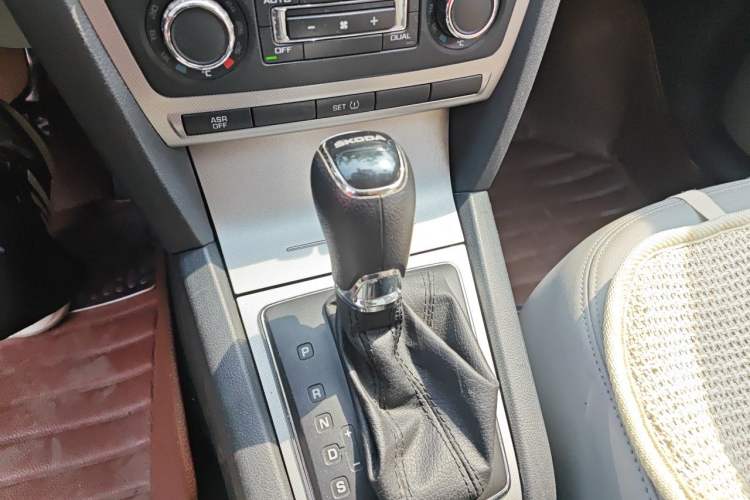 Used Skoda Octavia 2014 1.6L Automatic Yijun Edition Gear Lever
