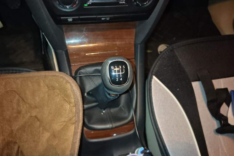 Used Skoda Octavia 2014 1.6L Manual Yijun Edition Gear Lever