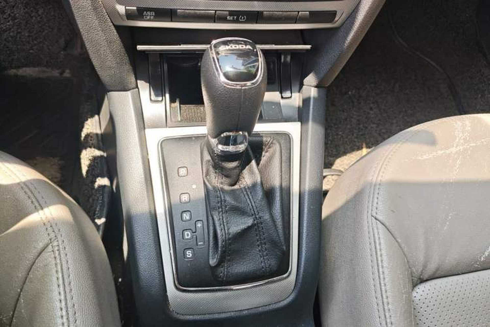 Used Skoda Octavia 2014 1.6L Automatic Yijie Edition Gear Lever