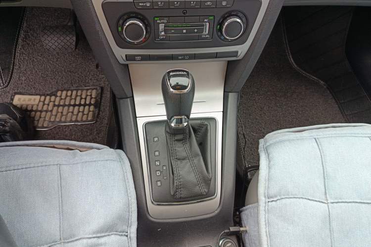 Used Skoda Octavia 2014 1.6L Automatic Yijun Edition Gear Lever