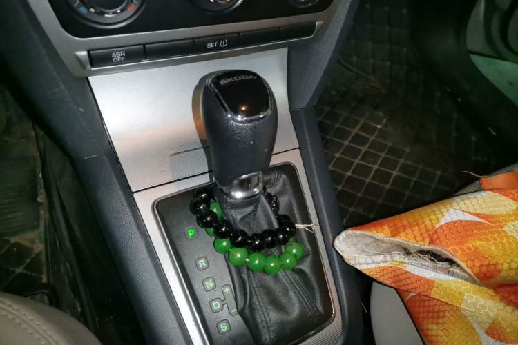 Used Skoda Octavia 2014 1.6L Automatic Yijie Edition Gear Lever