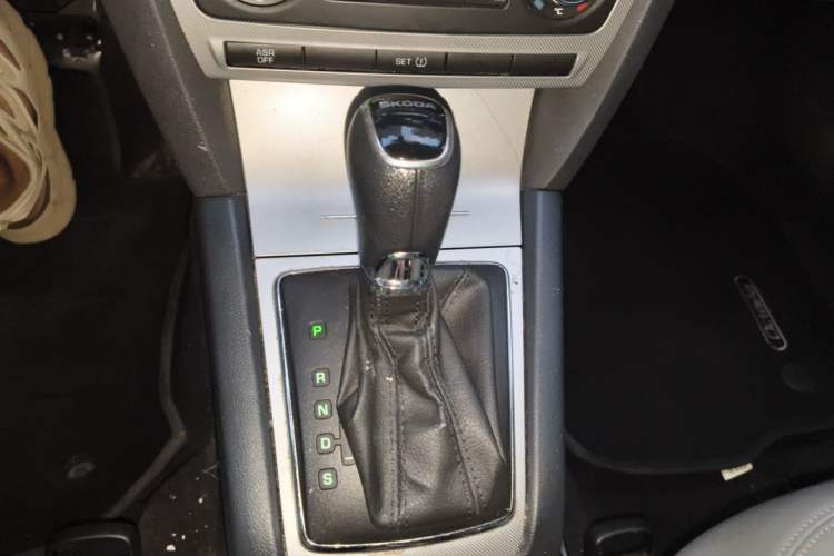 Used Skoda Octavia 2014 1.6L Automatic Yijie Edition Gear Lever