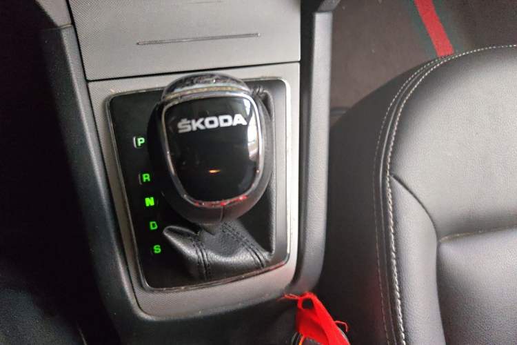 Used Skoda Octavia 2014 1.6L Automatic Yijie Edition Gear Lever