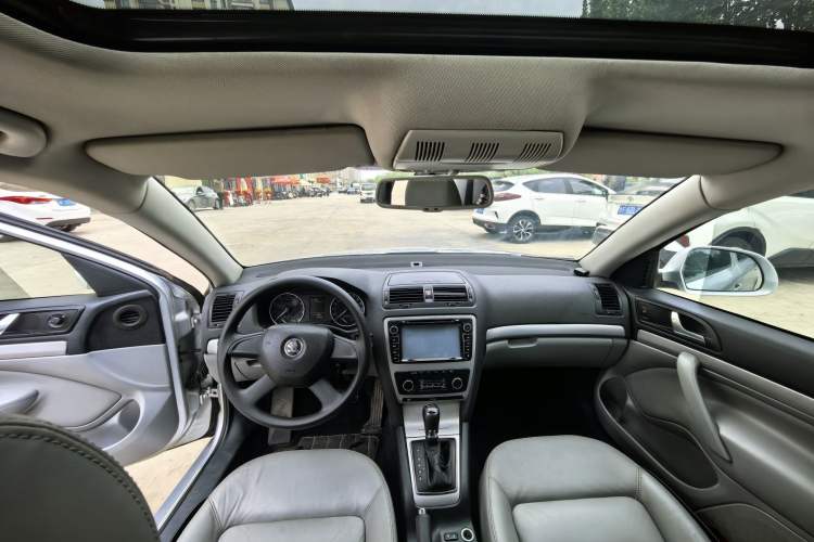 Used Skoda Octavia 2014 1.6L Automatic Yijun Edition Interior 1