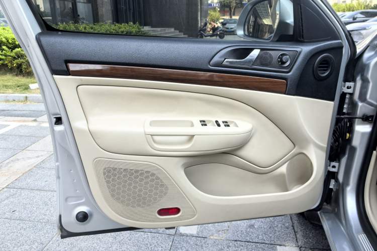 Used Skoda Octavia 2014 1.6L Automatic Yijun Edition Interior 11