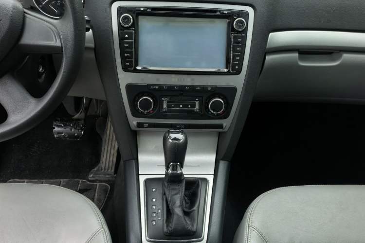 Used Skoda Octavia 2014 1.6L Automatic Yijun Edition Interior 3