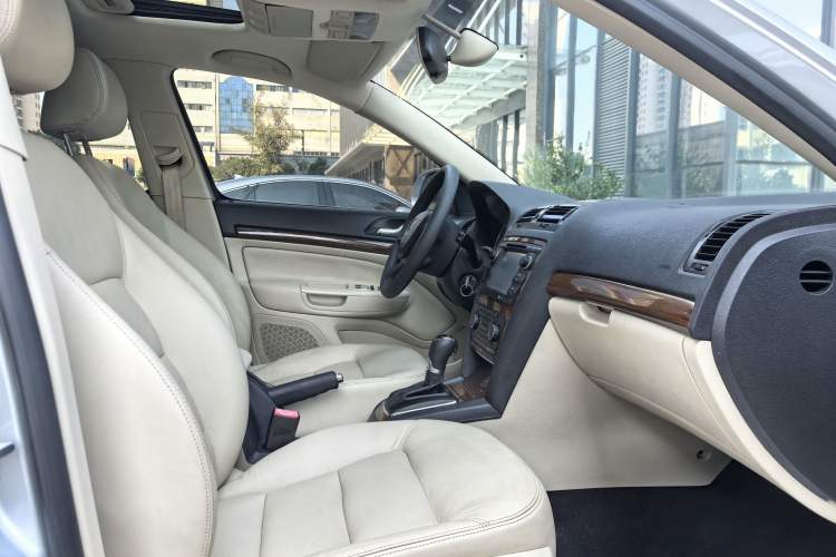 Used Skoda Octavia 2014 1.6L Automatic Yijun Edition Interior 9