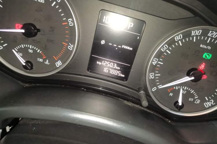 Used Skoda Octavia 2014 1.6L Automatic Yijun Edition Odometer Close Up