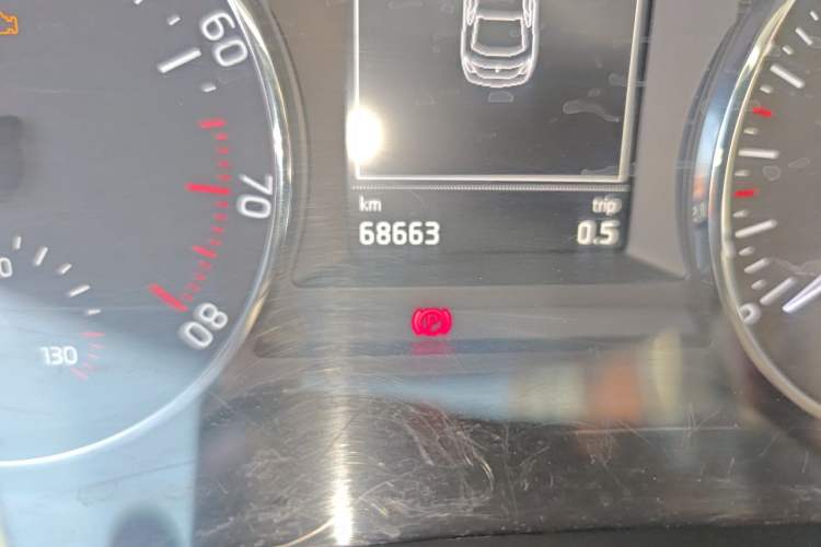 Used Skoda Octavia 2014 1.6L Manual Yijie Edition Odometer Close Up