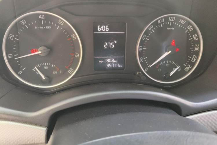 Used Skoda Octavia 2014 1.6L Manual Yijun Edition Odometer Close Up