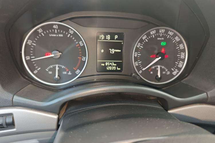 Used Skoda Octavia 2014 1.6L Automatic Yijie Edition Odometer Close Up