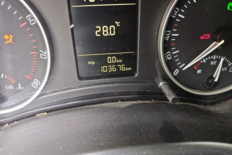 Used Skoda Octavia 2014 1.6L Automatic Yijun Edition Odometer Close Up