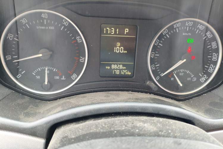 Used Skoda Octavia 2014 1.6L Automatic Yijie Edition Odometer Close Up