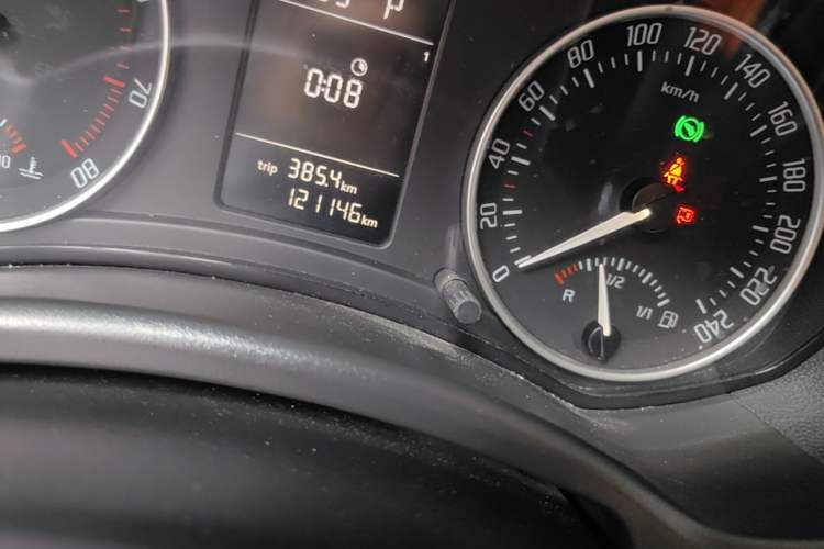 Used Skoda Octavia 2014 1.6L Automatic Yijie Edition Odometer Close Up