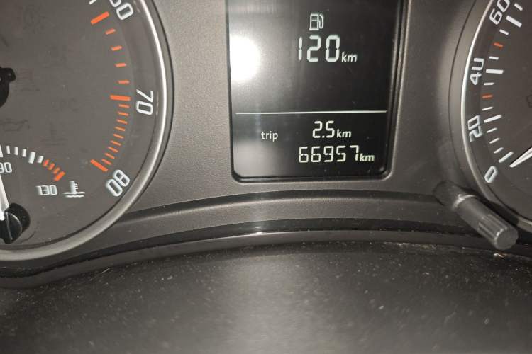 Used Skoda Octavia 2014 1.6L Automatic Yijie Edition Odometer Close Up