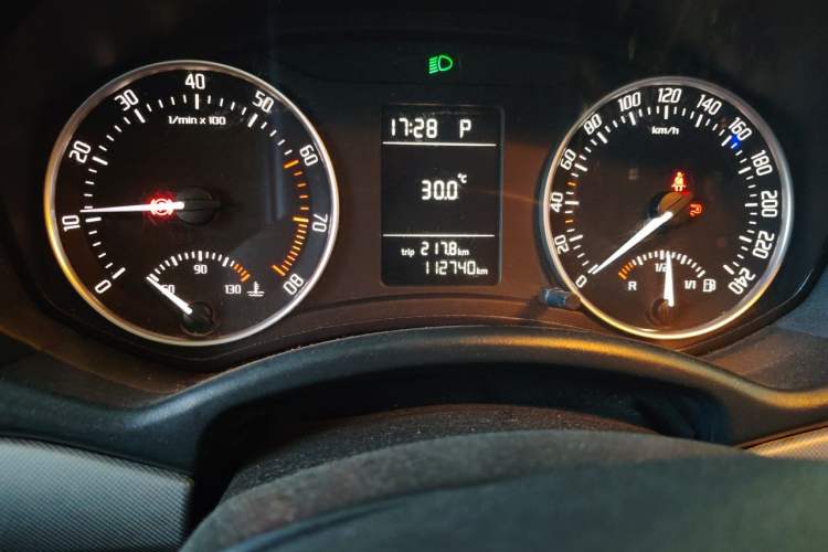 Used Skoda Octavia 2014 1.6L Automatic Yijie Edition Odometer Close Up
