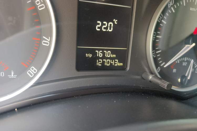 Used Skoda Octavia 2014 1.6L Manual Eado Edition Odometer Close Up