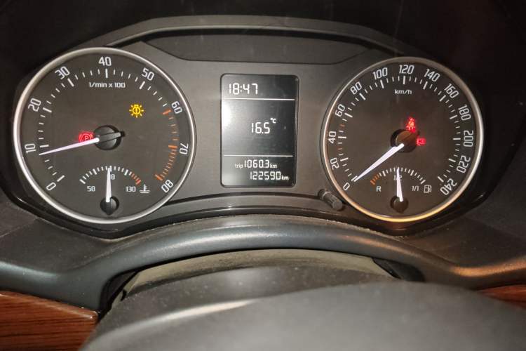 Used Skoda Octavia 2014 1.6L Manual Yijun Edition Odometer Close Up