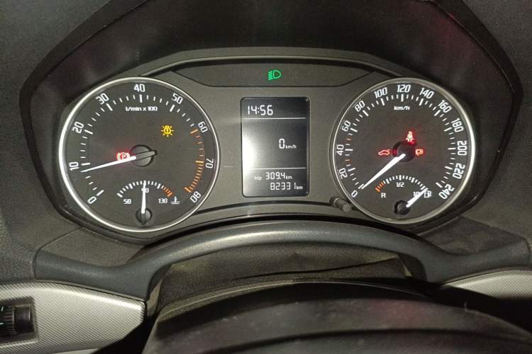 Used Skoda Octavia 2014 1.6L Manual Yijun Edition Odometer Close Up