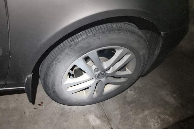 Used Skoda Octavia 2014 1.6L Automatic Yijun Edition Right Front Wheel Hub