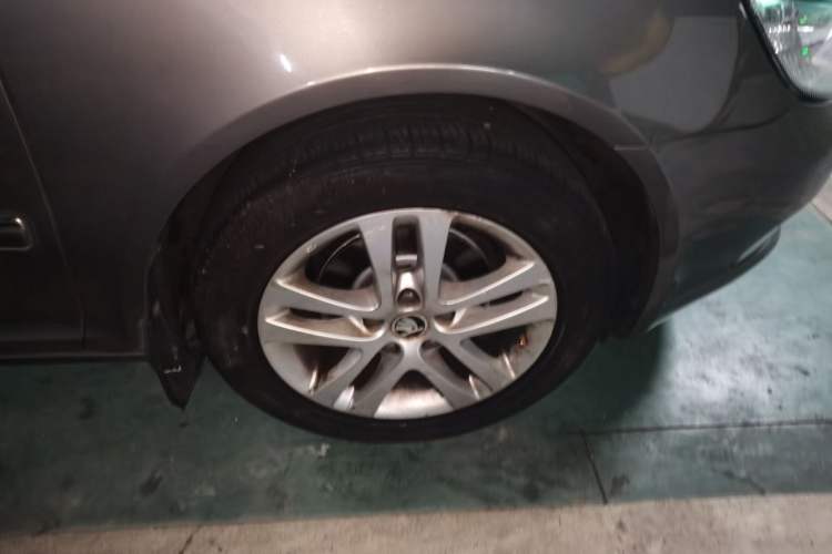 Used Skoda Octavia 2014 1.6L Automatic Yijun Edition Right Front Wheel Hub