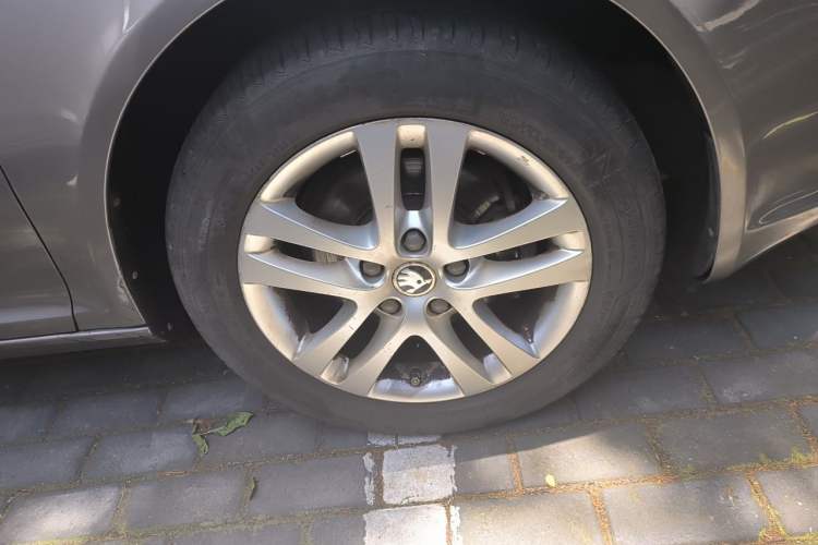 Used Skoda Octavia 2014 1.6L Manual Yijun Edition Right Front Wheel Hub