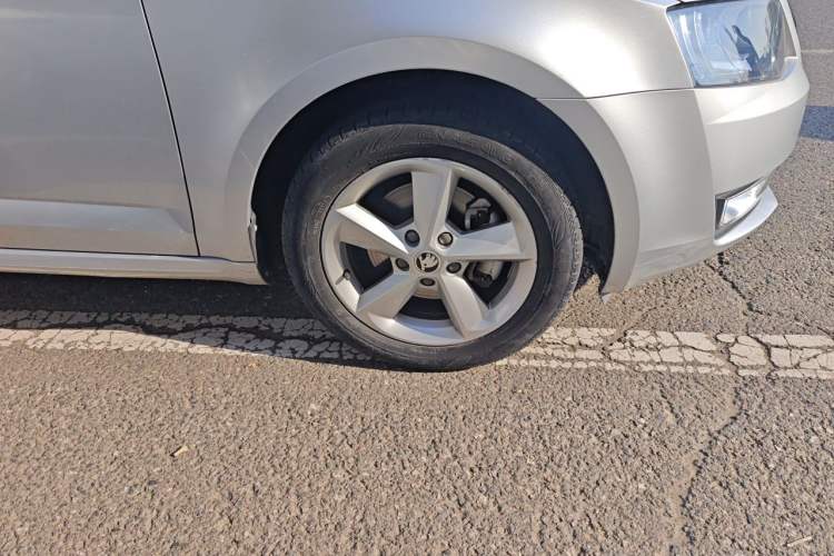 Used Skoda Octavia 2014 1.6L Manual Yijie Edition Right Front Wheel Hub