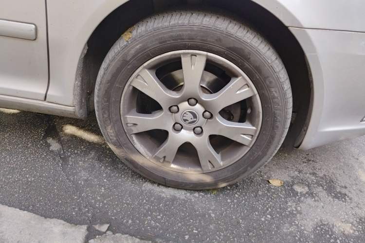Used Skoda Octavia 2014 1.6L Automatic Yijie Edition Right Front Wheel Hub