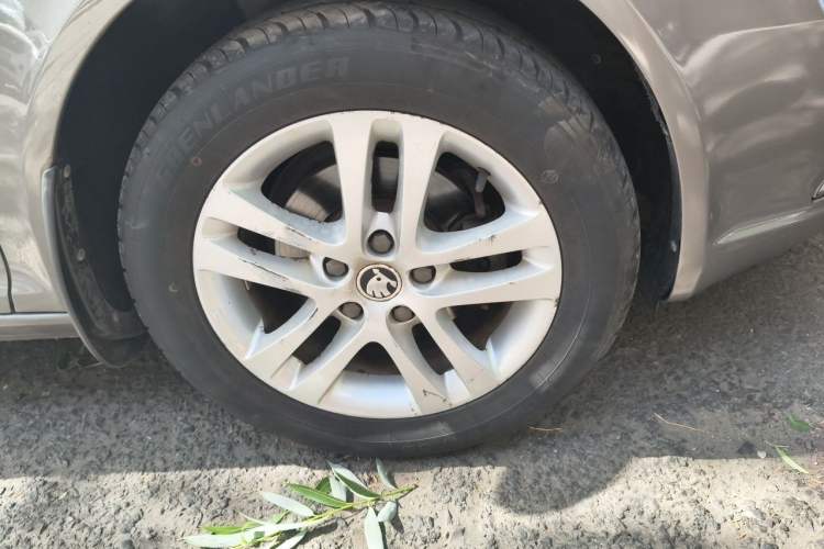 Used Skoda Octavia 2014 1.6L Manual Yijun Edition Right Front Wheel Hub