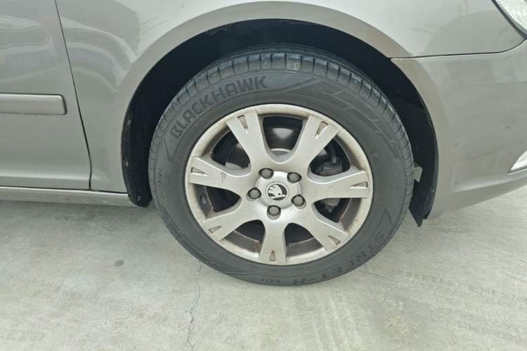 Used Skoda Octavia 2014 1.6L Automatic Eado Edition Right Front Wheel Hub