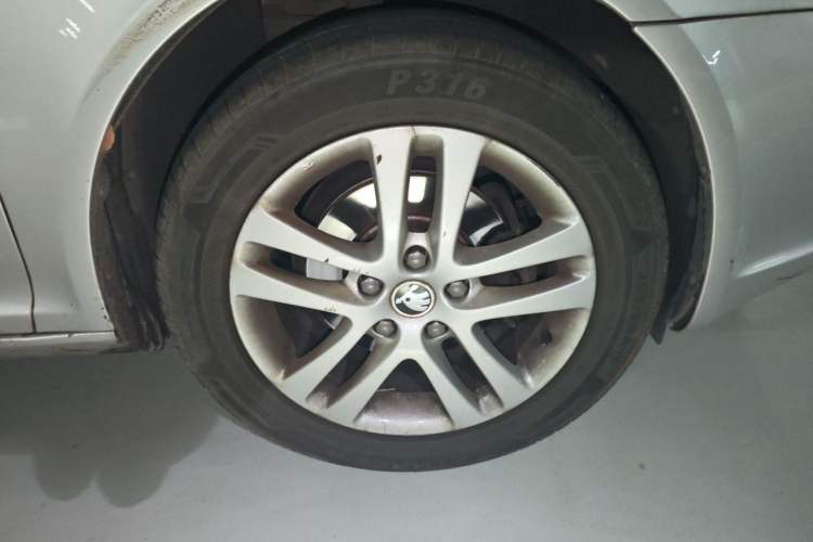 Used Skoda Octavia 2014 1.6L Automatic Yijun Edition Right Front Wheel Hub