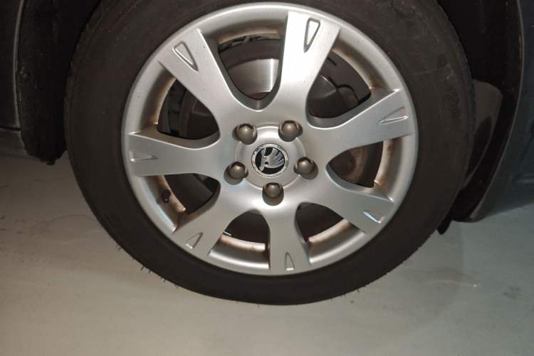 Used Skoda Octavia 2014 1.6L Automatic Yijie Edition Right Front Wheel Hub