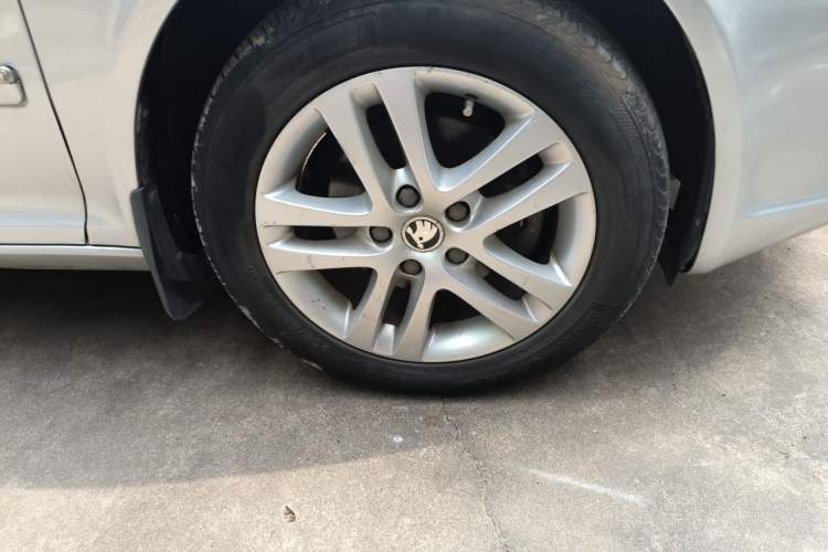 Used Skoda Octavia 2014 1.6L Automatic Yijun Edition Right Front Wheel Hub