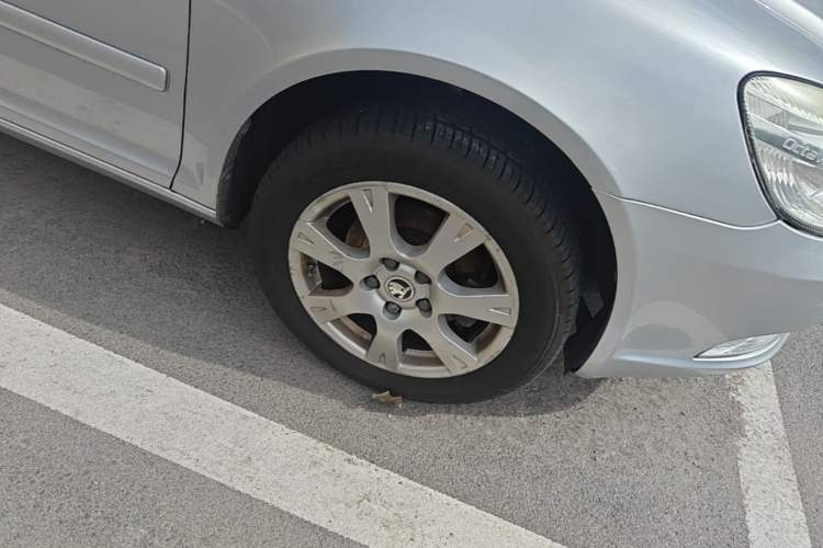 Used Skoda Octavia 2014 1.6L Automatic Eado Edition Right Front Wheel Hub
