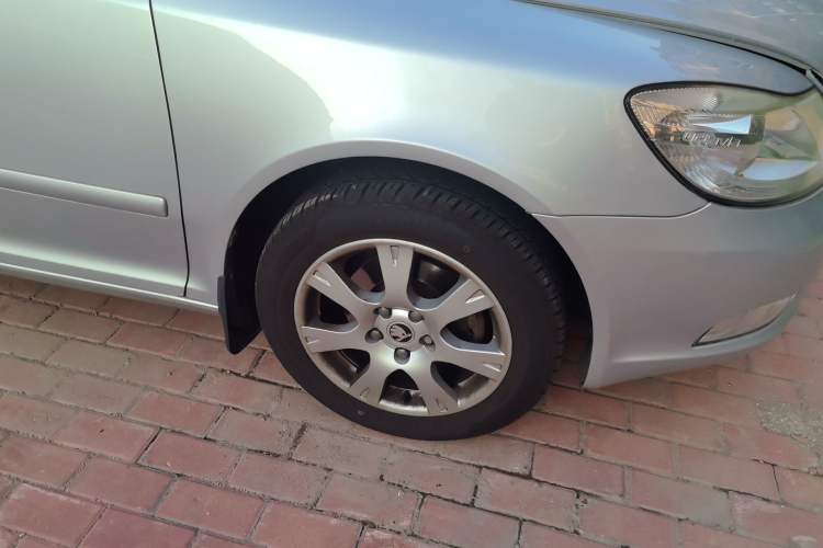 Used Skoda Octavia 2014 1.6L Automatic Yijie Edition Right Front Wheel Hub