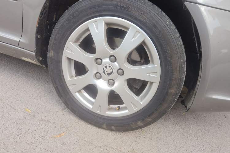 Used Skoda Octavia 2014 1.6L Automatic Yijie Edition Right Front Wheel Hub