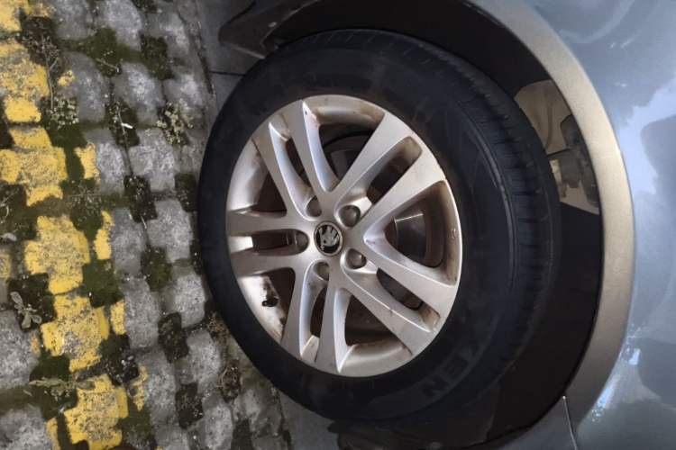 Used Skoda Octavia 2014 1.6L Automatic Yijie Edition Right Front Wheel Hub