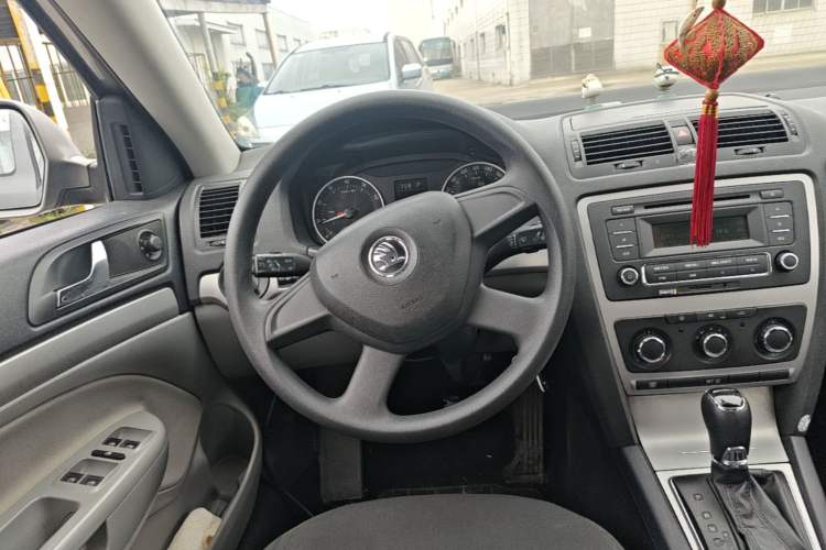 Used Skoda Octavia 2014 1.6L Automatic Eado Edition Steering Wheel