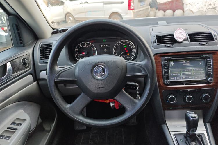 Used Skoda Octavia 2014 1.6L Automatic Eado Edition Steering Wheel