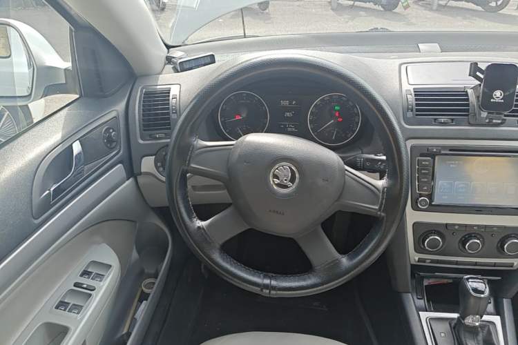 Used Skoda Octavia 2014 1.6L Automatic Eado Edition Steering Wheel