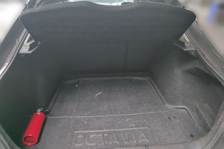 Used Skoda Octavia 2014 1.6L Automatic Yijie Edition Trunk