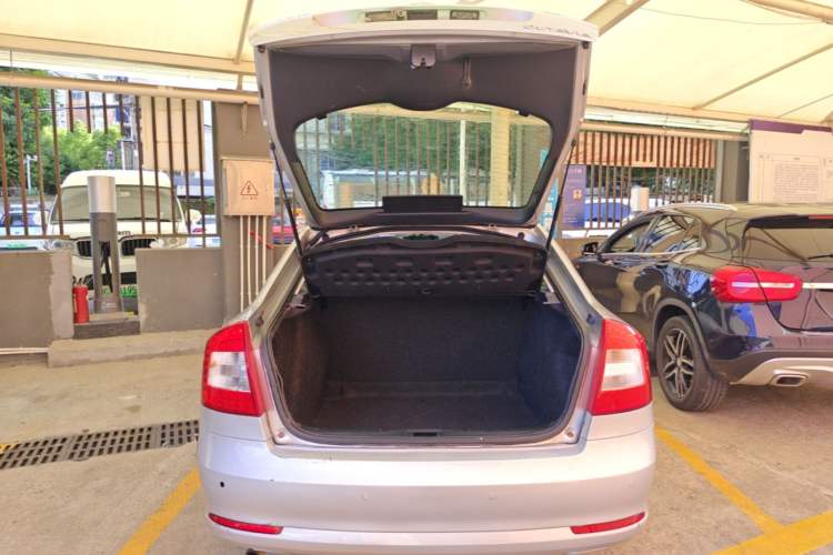 Used Skoda Octavia 2014 1.6L Automatic Yijie Edition Trunk