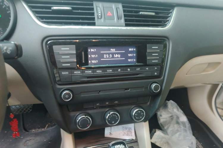 Used Skoda Octavia 2014 1.4TSI DSG Eado Edition Audio And AC Panel