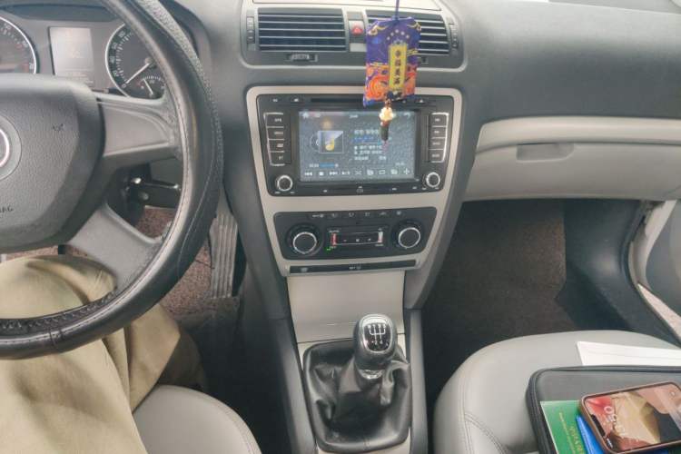 Used Skoda Octavia 2014 1.6L Manual Yijun Edition Audio And AC Panel