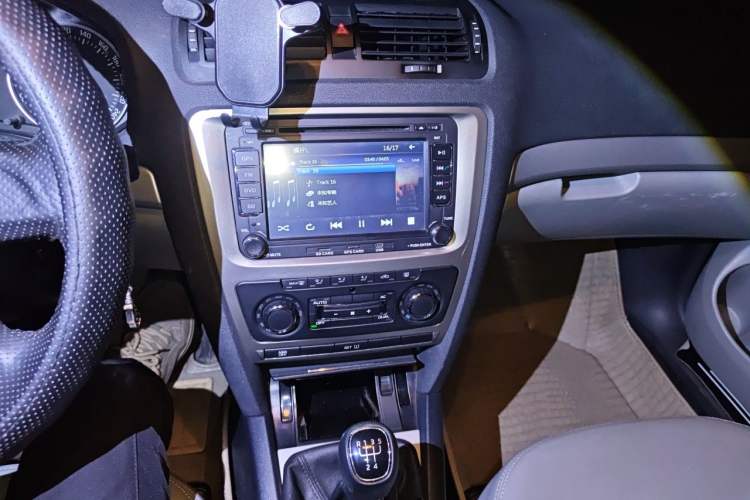Used Skoda Octavia 2014 1.6L Manual Yijun Edition Audio And AC Panel