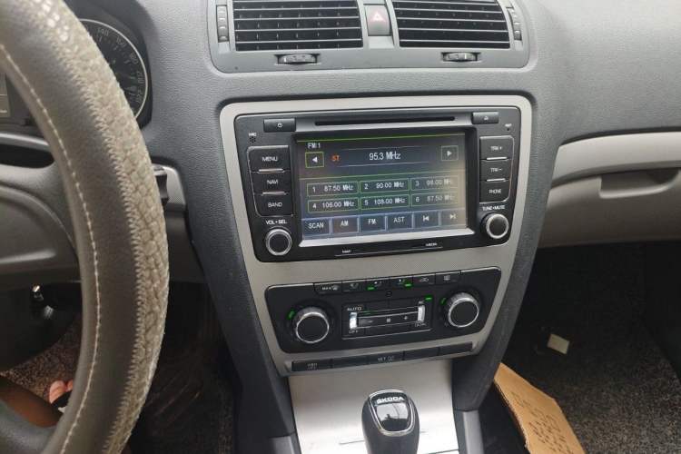 Used Skoda Octavia 2014 1.6L Automatic Yijun Edition Audio And AC Panel