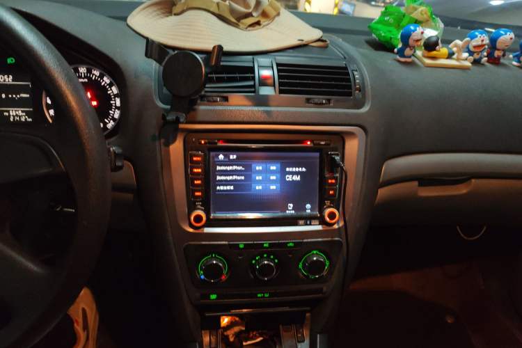 Used Skoda Octavia 2014 1.6L Manual Yijie Edition Audio And AC Panel